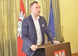 Na zdjęciu radny Konrad Wojnarowski podczas przemowy