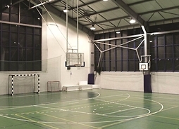 Zdjęcie przedstawia salę sportową