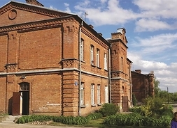 Zdjęcie przedstawia budynek zbudowany z cegły, w którym mieszkali podoficerowie