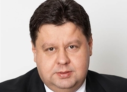 Zdjęcie przedstawia burmistrza Skaryszewa Dariusza Piątka