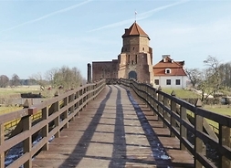 most drewniiany na jego końcu widac zamek w Liwie