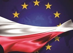 na tle flagi unijnej powiewa flaga Polski