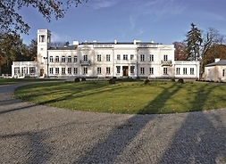 Pałac - widok od frontu