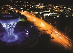 Zdjęcie z drona nocą. Wieża podświetlona na niebiesko
