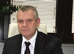 Urzędnik urzędu marszałkowskiego, w garniturze i krawacie