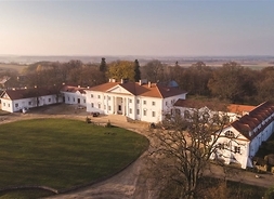 Widok z góry na pałac w Korczewie