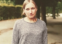 Katarzyna Pochmara-Balcer w swetrze, zdjęcie w plenerze