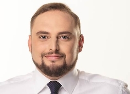 Radny Bartosz Wiśniakowski, w koszuli i krawacie, zdjęcie portretowe