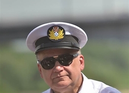 Na zdjęciu marszałek Adam Struzik w czapce kapitańskiej. Zdjęcie w plenerze