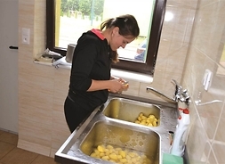 kobieta obiera ziemniaki