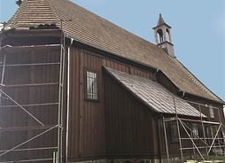 budynek kościoła, przy którym stoi rusztowanie