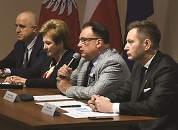 siedzą od lewej: dr Zbigniew Białczak, Elżbieta Lanc, Adam Struzik, Paweł Rabiej