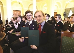 Młodzieżowi radni pozują do zdjęcia z nominacjami