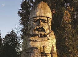 Drewniana figura przedstawiająca rycerza