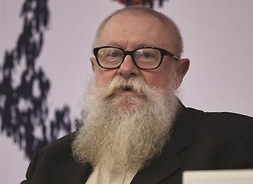 mężczyzna z długą siwą brodą i wąsami w okularach