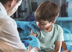 chłopiec w trakcie szczepienia