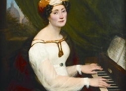 Dama w dziewiętnastowiecznym stroju siedzi przy piano forte