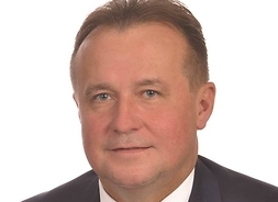 Tomasz Śmietanka. Zdjęcie portretowe urzędnika w garniturze
