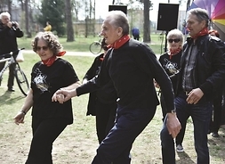 Grupa seniorów podczas aktywności fizycznej