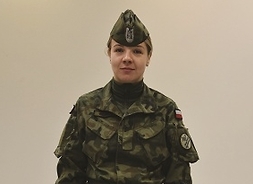 kobieta w stroju żołnierza pozuje do zdjęcia, foto całej sylwetki