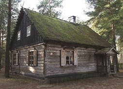 Stara, urokliwa, drewniana chałupa, dach porośnięty mchem