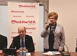 Członek zarządu Elzbieta Lanc przemawia podczas spotkania z wojewodą mazowieckim