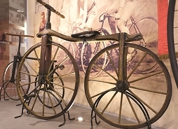 Pojazd drewniany wygladem przypominający współczesny rower