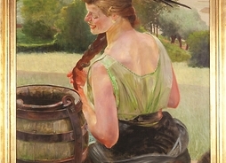 Kobieta siedzi na brzegu studni, w ręku trzyma swój warkocz