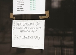 Kartki przyklejone na drzwiach lokalu informujące o jego zamknięciu z powodu epidemii