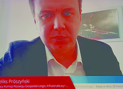 Stop-klatka z ekranu laptopa podczas obrad sesji zdalnej - twarz radnego Michała Prószyńskiego