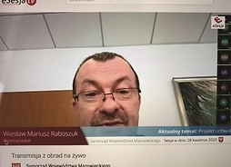 Stop-klatka z ekranu laptopa podczas obrad sesji zdalnej - twarz wicemarszałka Wiesława Raboszuka