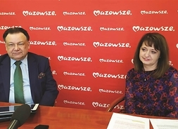 Marszałek Adam Struzik i członek zarządu województwa Janina Ewa Orzełowska siedzą za biurkiem. Zdjęcie z konferencji