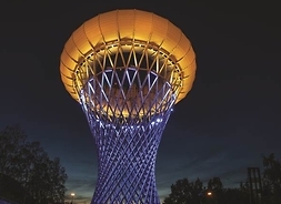 Podświetlona wieża ciśnień w Ciechanowie. Zdjęcie wykonane nocą
