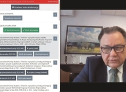 screen ekrau komputera, na ktorym widać marszałka Adama Sruzika