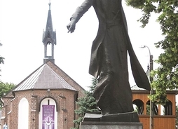 Pomnik kaznodziei Piota Skargi, w tle budynek kościoła