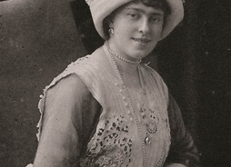zdjęcie archiwalne kobiety z nakryciem głowy