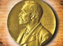 złoty medal z napisem Alfred Nobel