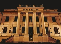 budynek muzeum nocą