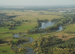 widok z lotu ptaka na rzekę i pola