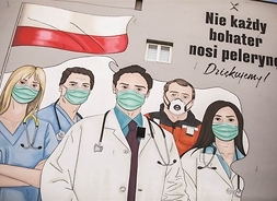 Mural przedstawiający lekarzy i pielęgniarki w maseczkach ochronnych.