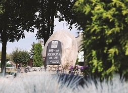 pomnik z tablicą z napisem dot. 600-lecia miejskości