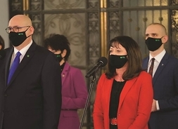 Grupa samorządowców na czele z wicemarszałkiem Sejmu Piotrem Zgorzelskim w maskach ochronnych.