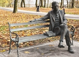 Pomnik mężczyzny na ławce w parku