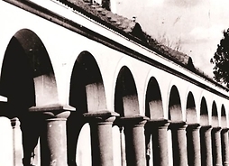 Historyczne zdjęcie budynku z filarami