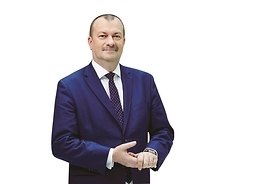 Wicemarszałek Wiesław Raboszuk w stroju oficjalnym, zdjęcie do pasa