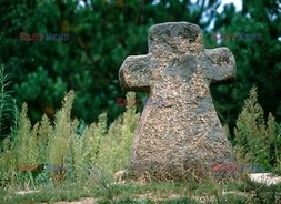Duży kamień ufromowany w kształt postaci z rozłożonymi rękami. Z daleka moze przypominac krzyż.