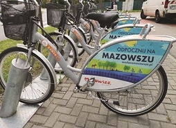 Rząd miejskich rowerów z reklamą akcji