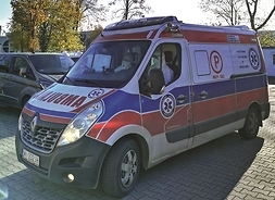 Karetka z napisem ambulans