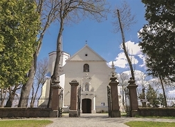 budynek kościoła otoczony drzewami