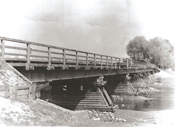 archiwalne zdjęcie przedstawia most
